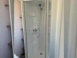Imagen de la galería de Mobil home confortable avec terrasse pour 4 personnes - API-1-52-583, en Banes 14 fotos más