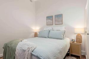 Ένα ή περισσότερα κρεβάτια σε δωμάτιο στο Oakley Cottage, Adelaide CBD