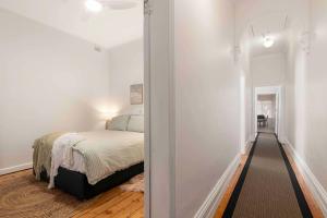 Ένα ή περισσότερα κρεβάτια σε δωμάτιο στο Oakley Cottage, Adelaide CBD