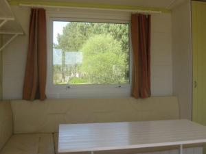 Gallery image of Mobil home cosy avec terrasse pour 4 personnes - API-1-52-690 in Le Fouilloux
