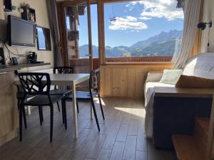 una stanza con un tavolo, sedie e un letto di Appartement cosy 4 pers avec parking à Cohennoz - FR-1-733-171 a Cohennoz