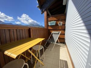 un tavolo e sedie su un balcone con vista di Appartement cosy 4 pers avec parking à Cohennoz - FR-1-733-171 a Cohennoz