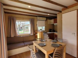 a dining room and kitchen with a table and chairs at Chalet avec Terrasse à Coulon, 36m², 5 personnes - API-1-52-569 in Coulon
