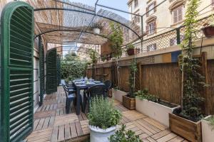 patio con tavolo e alcune piante di The Sweet Terrace a Roma