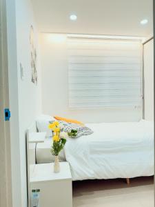 ソウルにあるShiny Picnicのベッドルーム1室(ベッド1台付)、花瓶のある窓が備わります。