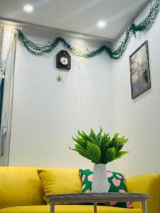 ソウルにあるShiny Picnicのリビングルーム(黄色のソファ、時計付)