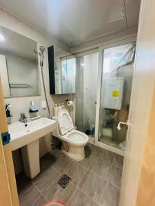 ソウルにあるShiny Picnicのトイレ、洗面台、シャワー付きのバスルーム +33枚の写真