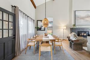 a dining room with a table and chairs at Lakeview Lounge Group-friendly Near Hefner #lw in Oklahoma City