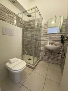 a bathroom with a shower and a toilet and a sink at B&B 30 mt dal Duomo in Benevento