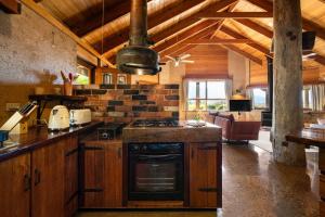una cucina con un piano cottura e un forno in una stanza di Earthen Escape A Cozy Couples Getaway a Tawonga