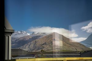 フランクトンにあるMountain Escape by Remarkables 11 | Studio unitの建物からの山の眺め +4枚の写真
