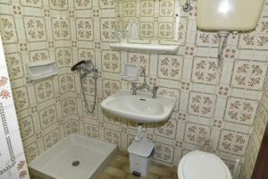 Salle de bains dans l'établissement Ενοικιαζόμενα Δωμάτια "Rex Πολίτη"