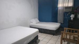 Giường trong phòng chung tại Hostal Casa de Elena