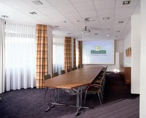 a conference room with a long table and chairs at Overnight Tagungshotel im ABZ in Kerpen