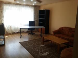 sala de estar con mesa y sofá en Anda Residence, en Sibiu