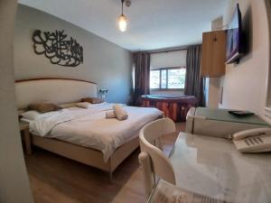 Postel nebo postele na pokoji v ubytování Layaali Amman Hotel Airport Pickup + 10 fotografií