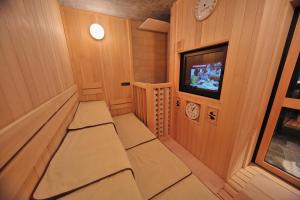 富山御宿野乃天然温泉经济型酒店的电视和/或娱乐中心