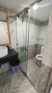 Ένα μπάνιο στο Crowne Cafe Hotel Pham Ngu Lao