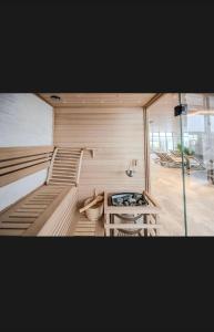 una camera con sauna, panca e tavolo di Alezzi Odyssey Luxury Pool Spa a Mamaia Nord - Năvodari