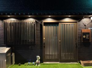 東京にあるTokyo Ueno Mia Hotelの建物前立ち犬