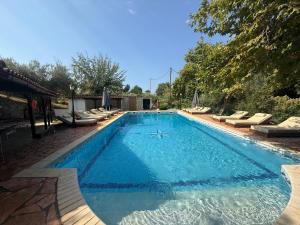 una piscina con tumbonas en Makis House, en Nikiti