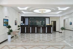 una hall di un hotel con un lampadario di Wellmore Resort a Yusufkhona Altre 48 foto