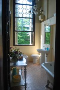 baño con lavabo y aseo y ventana en Castello di Thiene, en Thiene