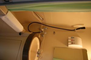 bagno con servizi igienici, lavandino e specchio di Hotel Half Time a Nara