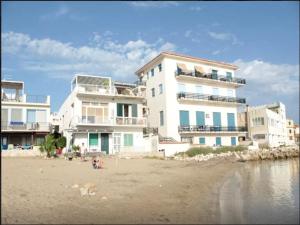 マルツァメミにあるAppartamento Trifoglioの海岸の建物