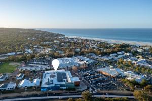 una vista aérea de un aparcamiento con un globo de aire caliente en Terra Suite - Central Dunsborough Luxury Apartment, en Dunsborough