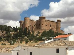 een kasteel bovenop een heuvel met bomen bij Las Aguardas in Belmonte