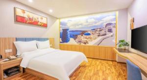 ein Schlafzimmer mit einem großen weißen Bett und einem Fernseher in der Unterkunft Shanshui Trend Hotel Beijing International Airport Branch in Peking