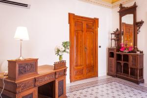 Palazzo Montalbano في شيكلي: غرفة بها مكتب خشبي وباب خشبي