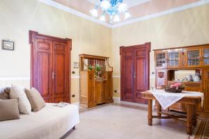 Palazzo Montalbano في شيكلي: غرفة معيشة مع أريكة وطاولة