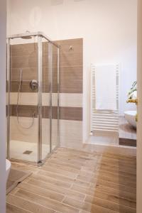 y baño con ducha, aseo y lavamanos. en Palazzo Montalbano, en Scicli