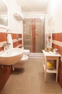 ピサにあるLa Caserminaのバスルーム(洗面台、トイレ、シャワー付)