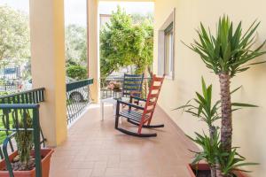 d'un balcon avec un fauteuil à bascule et des plantes. dans l'établissement La Casermina, à Pise