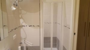 リオマッジョーレにあるCa Da Franchinaのバスルーム(ガラスドア付きのシャワー付)