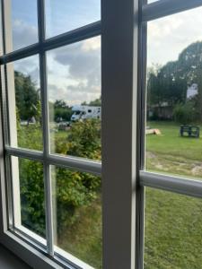 a window with a view of a yard at Bauwagen in Fanø