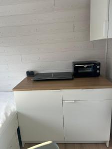 eine Küchenarbeitsplatte mit einem Toasterofen darauf in der Unterkunft Bauwagen in Fanø