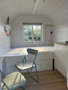 a room with a desk and a chair and a window at Bauwagen in Fanø