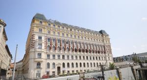 um grande edifício branco na esquina de uma rua em easy flat Stadtpark Apartments em Viena