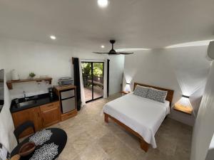 Ένα ή περισσότερα κρεβάτια σε δωμάτιο στο Creekside Lofts #1