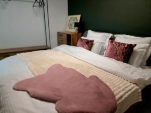 a bedroom with a bed with a pink blanket on it at GLAMOUR Style Apartment in Cluj-Napoca