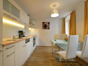 een keuken en eetkamer met een tafel en stoelen bij Jägerhaus Apartment near ski area in Hopfgarten im Brixental