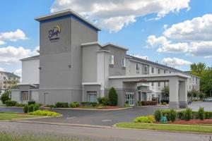 un edificio con un signo de savia en su lado en Sleep Inn & Suites Smyrna - Nashville Area, en Smyrna