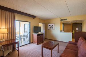 TV a/nebo společenská místnost v ubytování Radisson Hotel Santa Maria