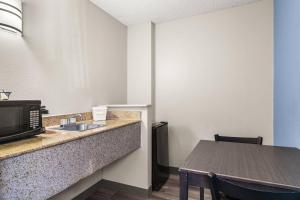 Η κουζίνα ή μικρή κουζίνα στο Quality Inn Jacksonville - Orange Park near Naval Air Station