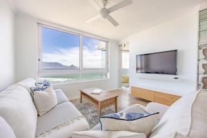 Et tv og/eller underholdning på Luxury Beachfront-LaVista with Mountain & Ocean views