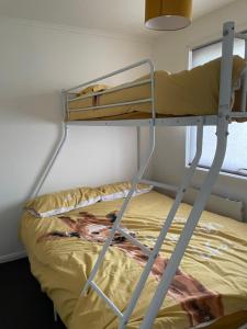 En eller flere senge i et værelse på Two Bedroom Chalet